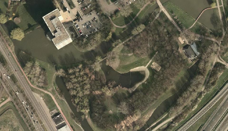 1 Gebiedsbeschrijving De Avonturenspeelplaats aan de Tubasingel is een kleine plas (0,14 ha) in een stadspark. Het gebied is geheel omsloten door bossages.