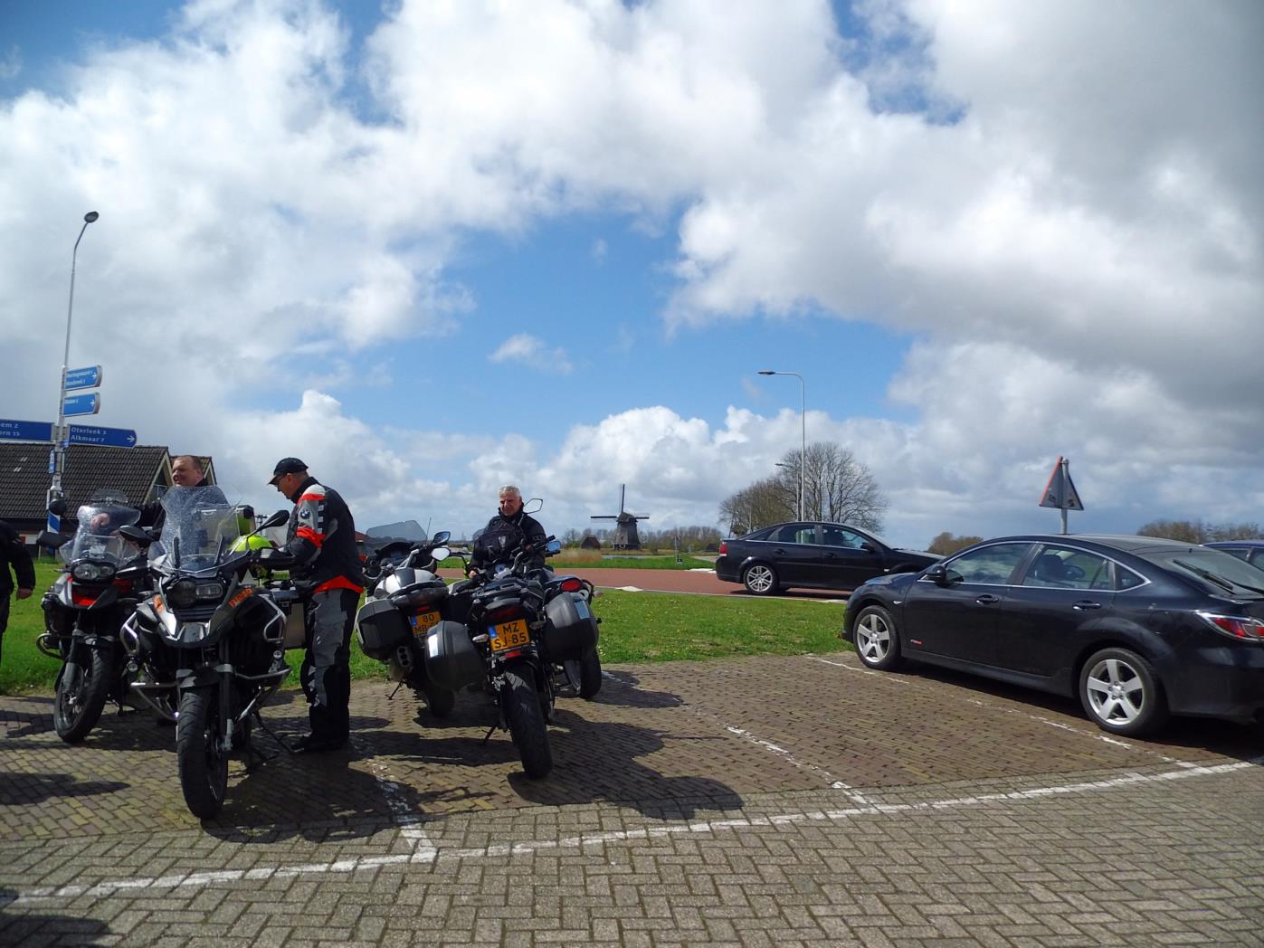 De nodige eieren en uiensoep werden verorberd en met een volle maag vertrokken we weer tegen kwart over 2 voor de rest van de route. Deze ging vooral over leuke dijkjes.