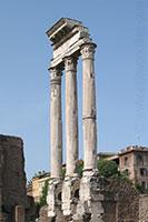 Tempel van Vespasianus en Titus De bouw van deze tempel werd aangevat in de eerste eeuw n.c. door Titus die hiermee zijn vergoddelijkte vader Vespasianus wilde eren.