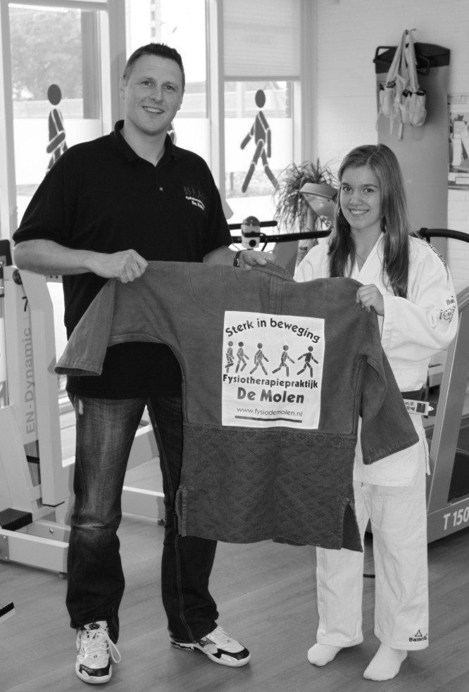 SPONSORT JUDOKA CARLIJN JONGERIUS Judo talent Carlijn Jongerius (14 jaar) heeft een nieuwe sponsor. Fysiotherapiepraktijk De Molen zal haar o.a. via medisch advies en sportbegeleiding op weg helpen naar de top.