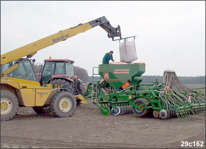 Werken met de machine 10.3.3 De zaadtank vullen met Big-Bags 1. Zet de Cirrus op een vlakke ondergrond. 2. Trek de handrem aan, zet de tractormotor af en trek de contactsleutel uit het slot. 3.