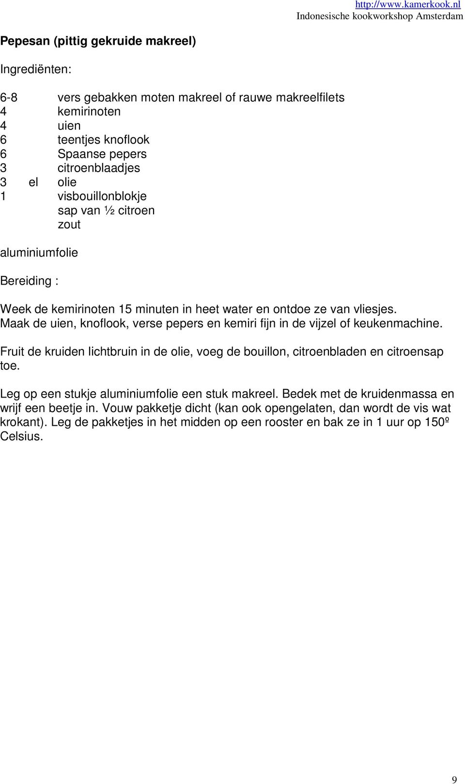 Maak de uien, knoflook, verse pepers en kemiri fijn in de vijzel of keukenmachine. Fruit de kruiden lichtbruin in de olie, voeg de bouillon, citroenbladen en citroensap toe.