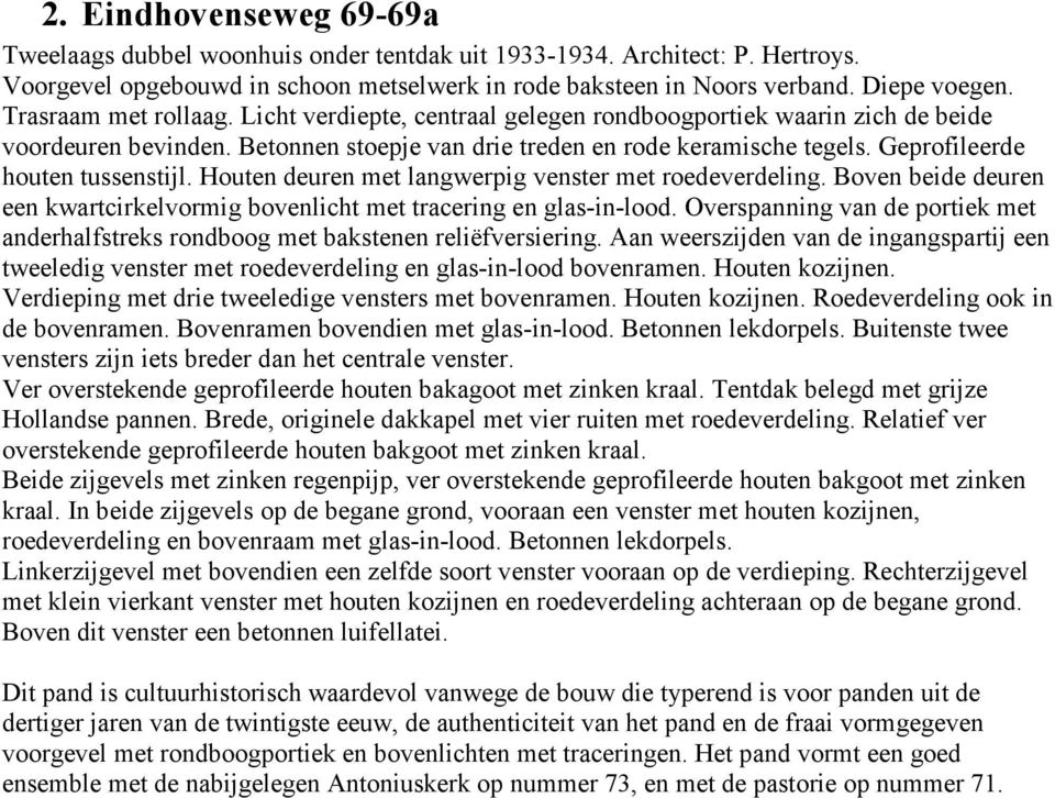 Geprofileerde houten tussenstijl. Houten deuren met langwerpig venster met roedeverdeling. Boven beide deuren een kwartcirkelvormig bovenlicht met tracering en glas-in-lood.