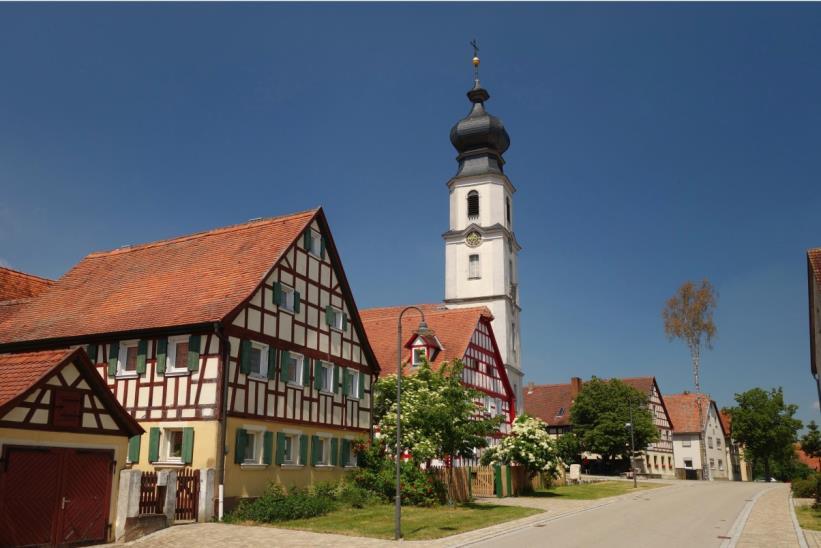 En even later door het plaatsje Binzwangen met als blikvanger de kerk. Iets verderop, vlakbij Hornau, zien we dit meer waar de Altmuhl ontspringt.