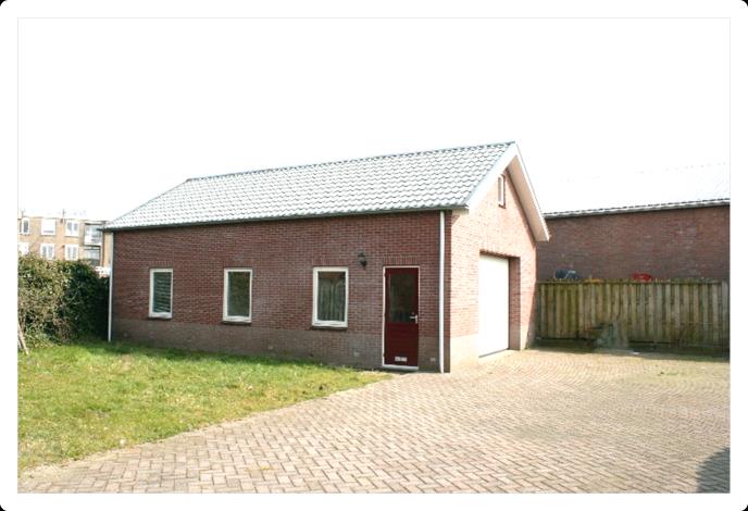 Aan de Nieuwe Tielseweg dichtbij het Tielse centrum ligt deze in 1952 gebouwde tweekapper. De woning ligt op een riant perceel van maar liefst 623m2.