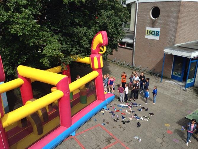 Uitmarkt Het was even spannend of we het droog zouden houden tijdens de uitmarkt maar uiteindelijk werd de uitmarkt een zonnig hoogtepunt van het schooljaar.