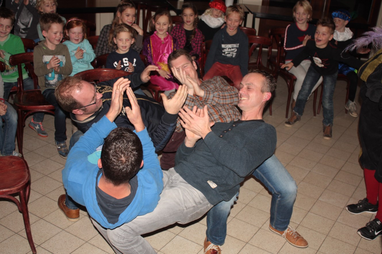 De Goedheiligman kwam zaterdag op bezoek bij de kleinste leden van SCMH en maakte er met de F-jes een leuke middag van.