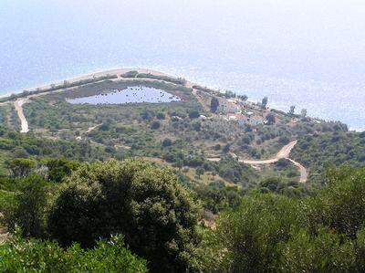 Dan volg je de ruige kust, op circa 50m boven zeeniveau tot het dorp Agios Dimitrios.