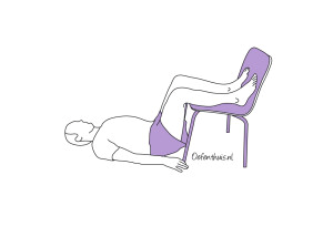 LAGE RUG / ONTSPANNING Oefening 6 Doel: ontspanning geven aan de lage rug en maximale ruimte tussen de gewrichten van de lage rug. 1. Ruglig 2.