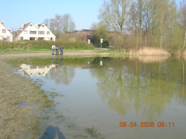 Afbakening Speeltoestellen Toezicht Bodem Onderhoud Er is geen afgebakende zwemzone. Alleen bij de wateruitlaat ligt tussen het eiland en de vaste oever een drijflijn.