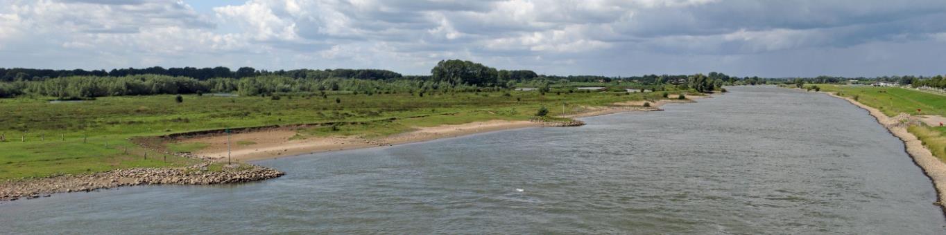 Een aantal kribben is beschadigd zodat er water achterlangs kan stromen (C), zoals geobserveerd in 2003 (RIZA, 2003).