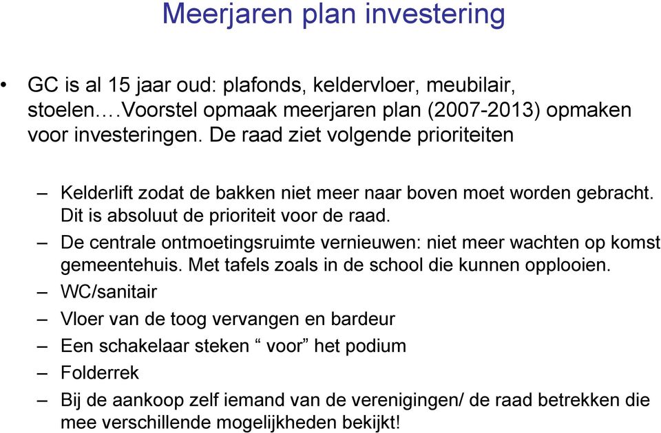 De centrale ontmoetingsruimte vernieuwen: niet meer wachten op komst gemeentehuis. Met tafels zoals in de school die kunnen opplooien.