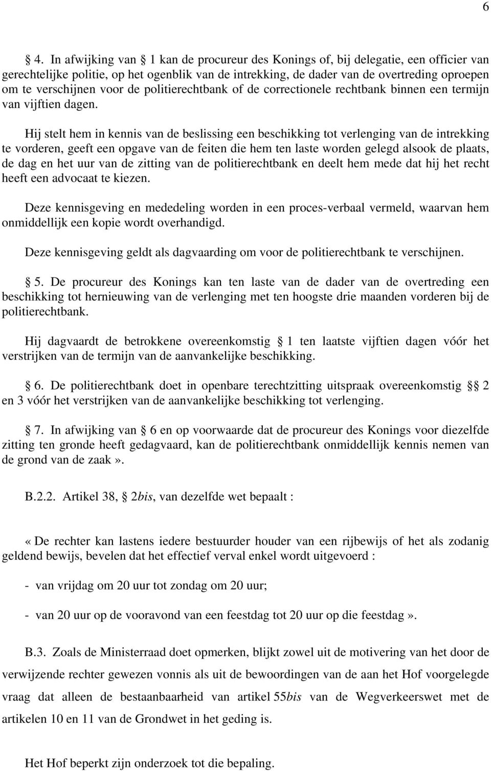 Hij stelt hem in kennis van de beslissing een beschikking tot verlenging van de intrekking te vorderen, geeft een opgave van de feiten die hem ten laste worden gelegd alsook de plaats, de dag en het