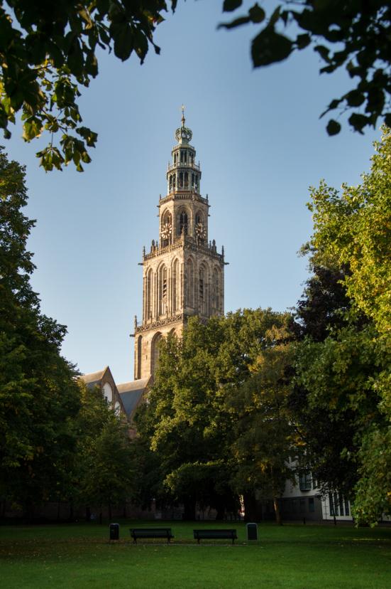 De stad Groningen heeft een belangrijke regionale functie omdat het de enige grote stad is in de wijde omgeving.