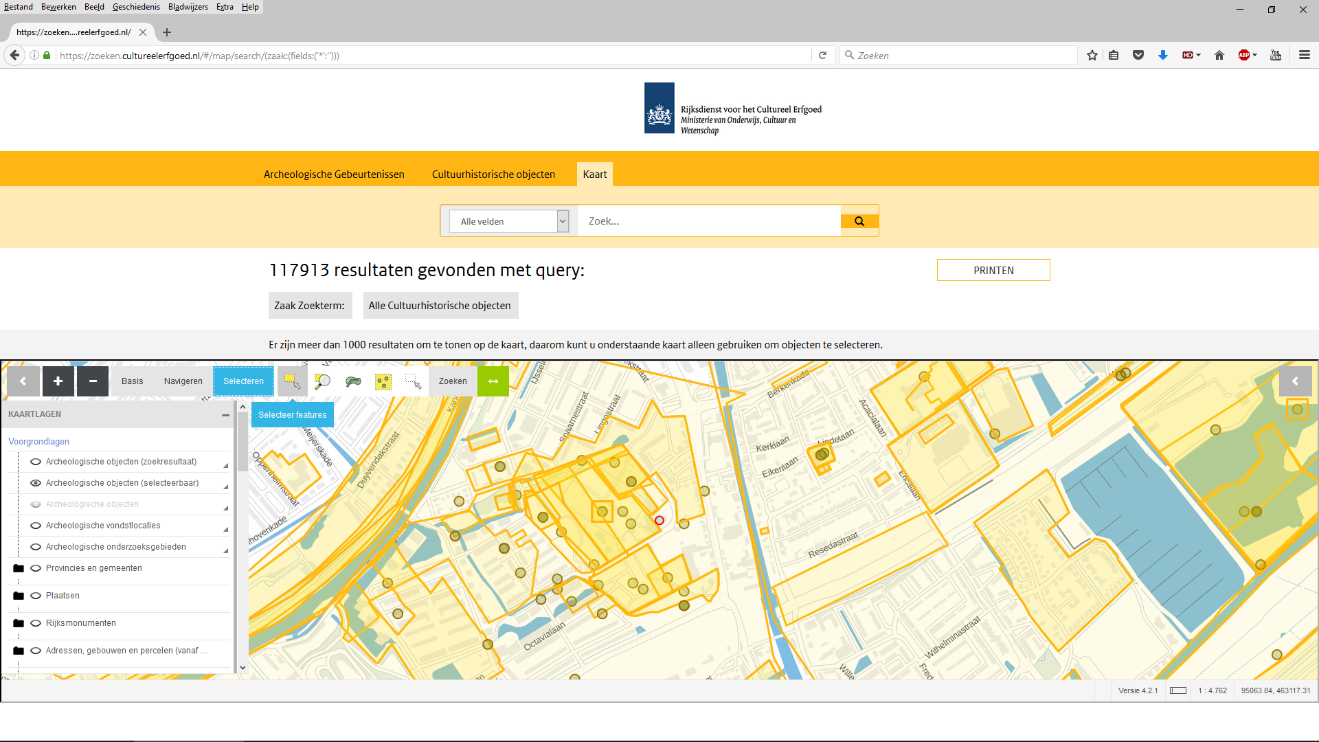 Open het Selecteren menu op de kaart. Klik vervolgens op Selecteer features.