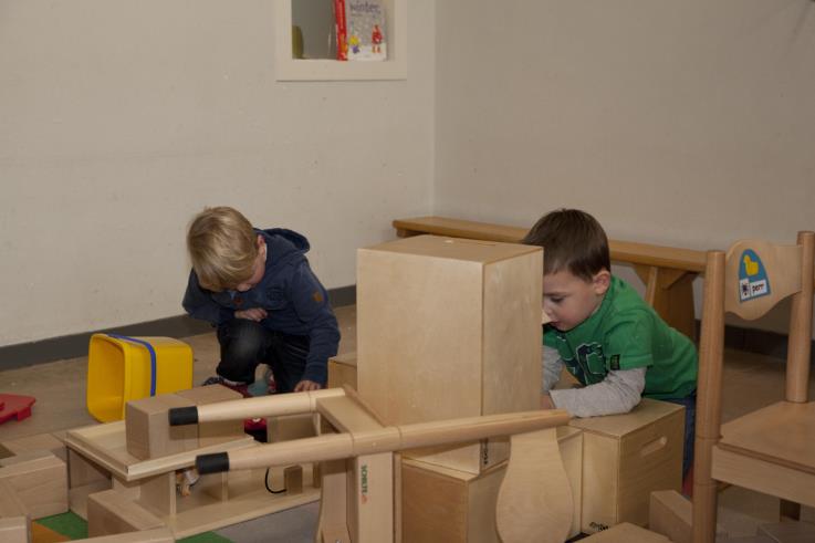 De leerkracht gaat een aantal keer per week met een klein groepje werken, terwijl de andere leerlingen zelfstandig bezig zijn. De volgorde van werken en spelen is niet altijd gelijk.