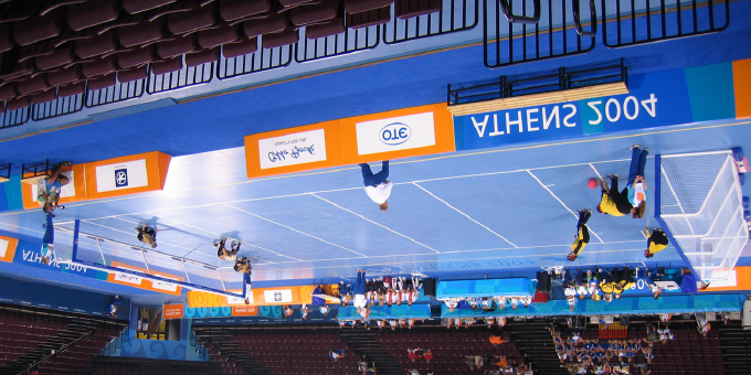 Wat is goalball? Goalball is een teamsport, die in een zaal wordt beoefend. We spelen op een veld van 18 bij 9 meter. Aan beide zijden van het veld bevindt zich een doel dat 9 meter breed is en 1.