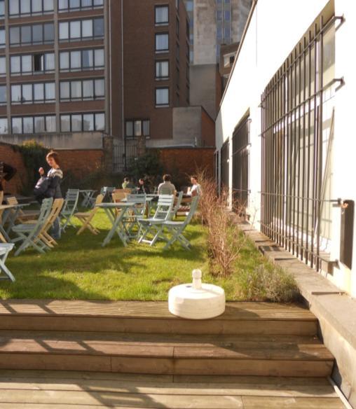 Benadering Contactmogelijkheden binnen in het gebouw Terras en tuin: plaats voor ontspanning en