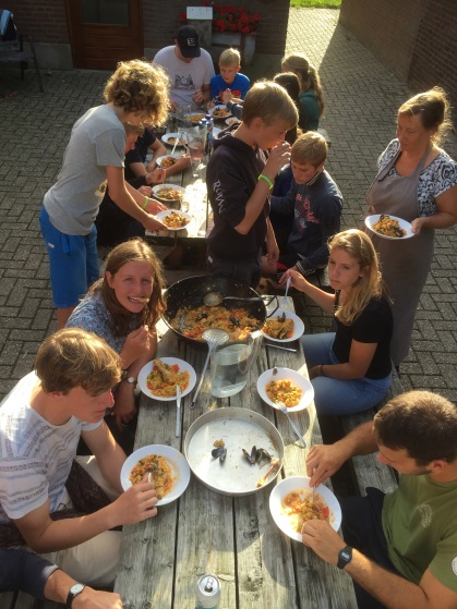 echt Hollands worstenbroodje. Eenmaal op de kamping, zo'n 2 kilometer verwijderd van onze stopplaats op de roeiclub, kregen we gezelschap van Antje, Markus, Liesbeth en Gerline.