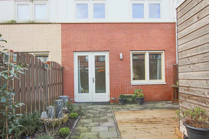 Half open woonkeuken Nette kindvriendelijke volledig aangelegde tuin Lage lasten Mogelijke netto aanvang maandlasten voor deze woning van circa 850,- per maand.