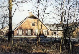 Figuur 11. De Brink: één van de weinige nog in bedrijf zijnde boerderijen op het Landgoed Maarsbergen. De bakhuizen van de Brink en de Cruijvoort dienden ook als "zomerwoning".