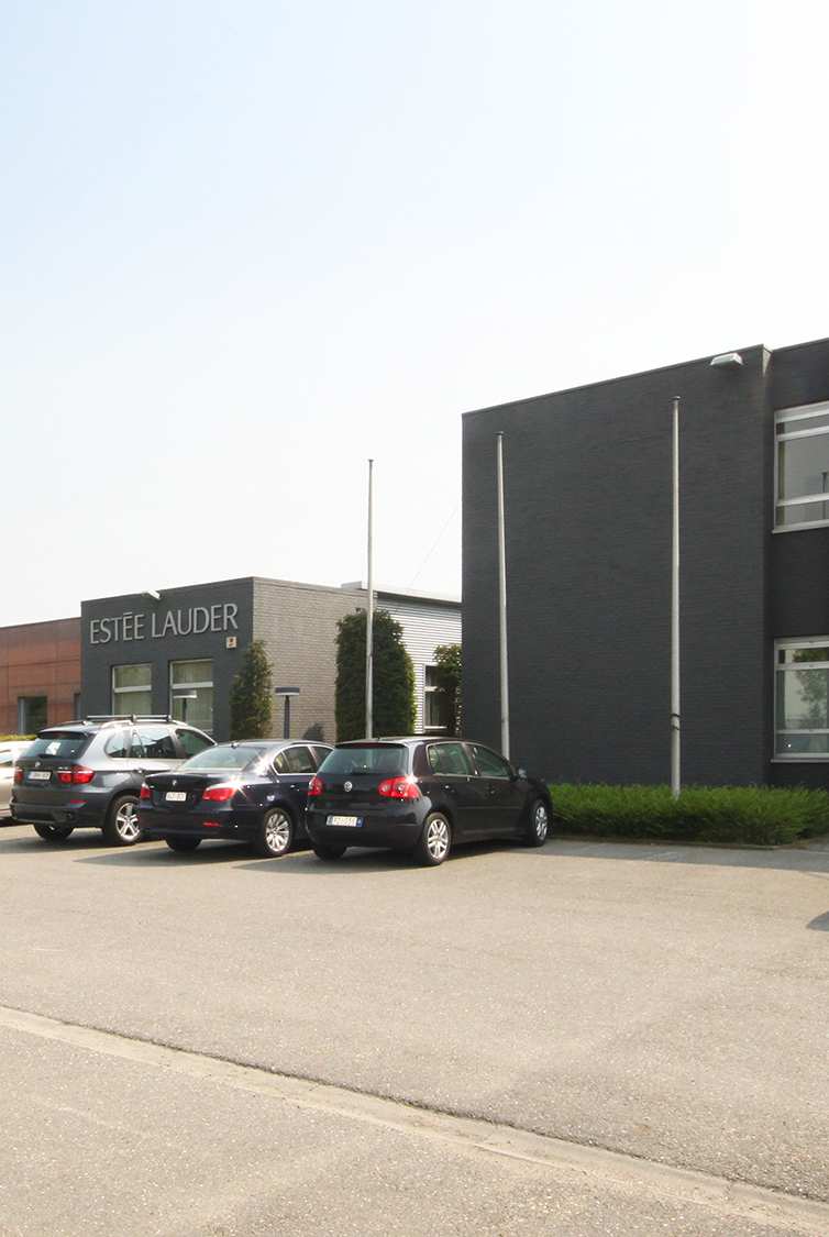Verwerving logistieke site in Oevel Verwerving tweede distributiecentrum in Oevel in mei 2012 Erfpachtrechten (92 jaar) 8.814 m² magazijnruimte, 2.