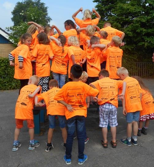 Een door de KNKB aangestelde train(st)er verzorgt vier kaatslessen op school onder schooltijden en ondersteunt de vereniging bij de vervolglessen in de vereniging.