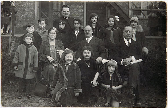 150 Anna Molnár, Gábor Pusztai Hongaarse pleegkinderen met leden van het R.K. Huisvestingscomité vóór hun school in de Haagse Tasmanstraat. Links vooraan F.