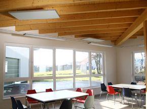 Scholen In schoolgebouwen is ventilatie van groot belang. De lucht in de klaslokalen moet constant ververst worden.