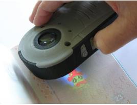 2. Functies van de knoppen Plaats het apparaat altijd direct op het document om het te controleren en houdt uw oog dicht tegen de lens aan om een optimaal beeld te krijgen.