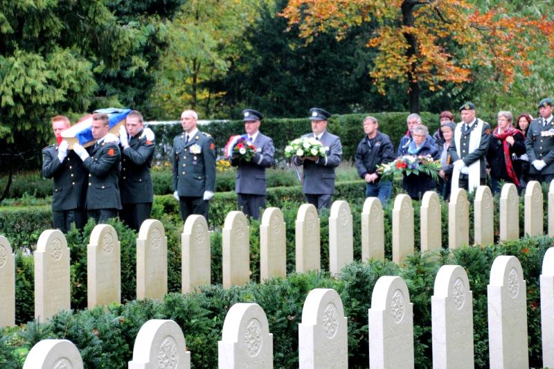 t Krèntje dorpskrant voor en door Meterik Jaargang 2 Nummer 45 Week 46 14 november 2013 Pieter Litjens Herbegrafenis met militaire eer op de Grebbeberg (zie