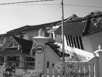 Reddingsactie 3p 7 Bij een aardbeving in Indonesië zijn mensen bedolven onder het puin. Ze proberen de aandacht van reddingswerkers te trekken door tegen een ijzeren staaf te tikken.