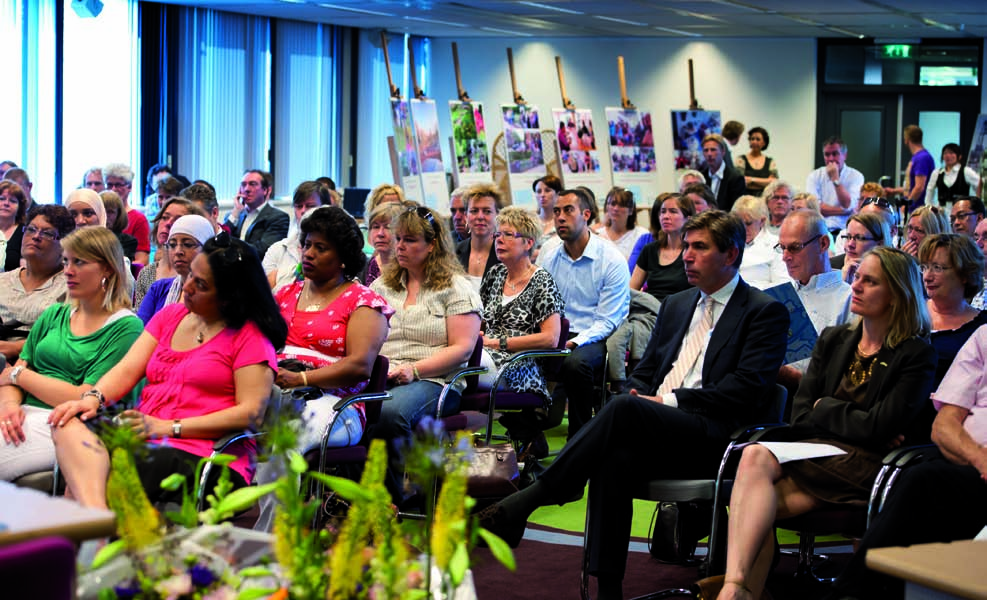 Workshop Straatgerichte Bewonersinitiatieven Opdracht Nieuwe verbindingen tussen straat en overheid Na de centrale workshop gaat de conferentie uiteen in 4 werkgroepjes waar mogelijke initiatieven