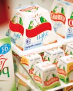 Veelzijdige verpakkingen Verpakking is belangrijk voor voedselveiligheid Productie en bewaring spelen ook hun rol Verpakking beschermt producten tegen externe gevaren.