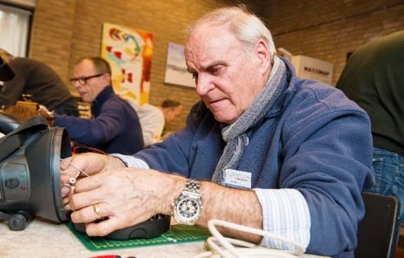 Succesvol R&E-café in t Slot: honderden bezoekers Sinds november 2015 is een groep vrijwilligers met heel veel enthousiasme en deskundigheid actief in het R&E-café in Wijkcentrum t Slot,