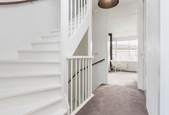 Slapen en baden Op de 1e verdieping vind je 3 ruime slaapkamers en de badkamer. De luxe badkamer is voorzien van een ruime inloopdouche, een ligbad met whirlpool, tweede toilet en een wastafel-meubel.