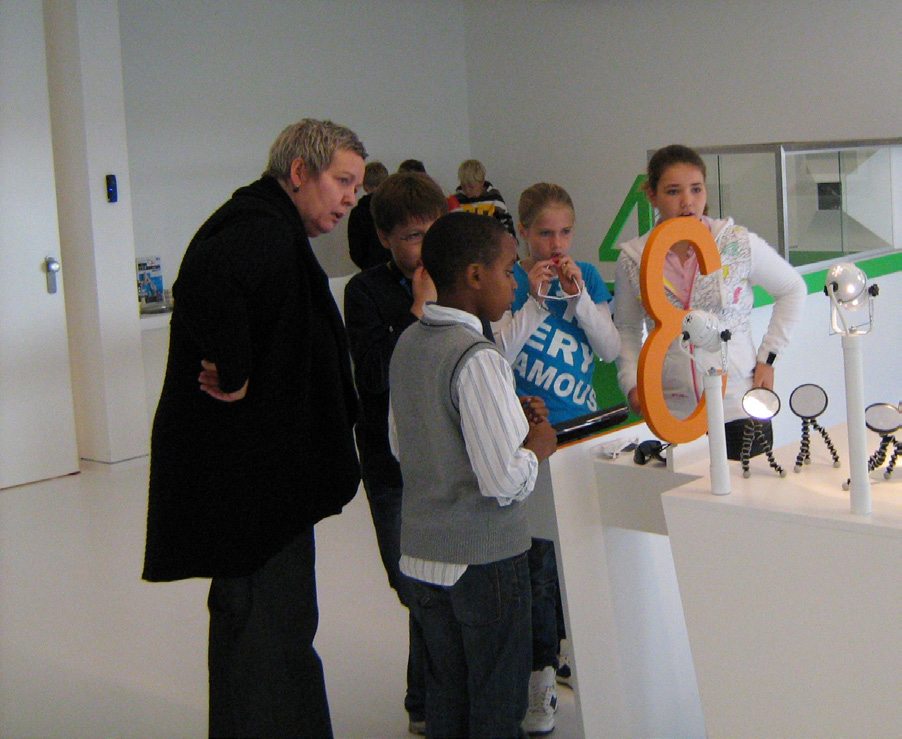 Stap 2: Het bezoek In de Magneet gaan de kinderen onder begeleiding van twee begeleiders die zijn geschoold in de interactieprincipes van Talentenkracht (www.hanze.nl/magneet of www. talentenkracht.