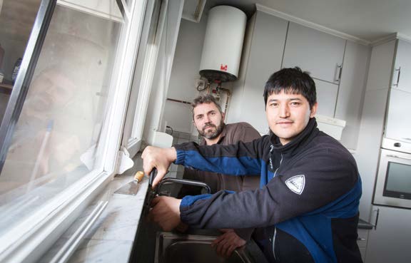 ARMOEDEBESTRIJDING BEGELEIDING JONGEREN NAAR DIPLOMA WERPT VRUCHTEN AF OCMW Gent zet sterk in op de begeleiding van jongeren tussen 18 en 24 jaar met een leefloon.