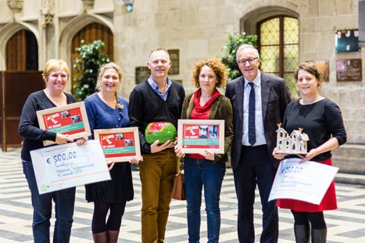 ZORG EN WONEN VOOR SENIOREN DRIE WINNAARS WEDSTRIJD JONG EN OUD IN GENT OCMW-voorzitter en schepen van Seniorenbeleid Rudy Coddens en schepen van Onderwijs, Opvoeding en Jeugd Elke Decruynaere