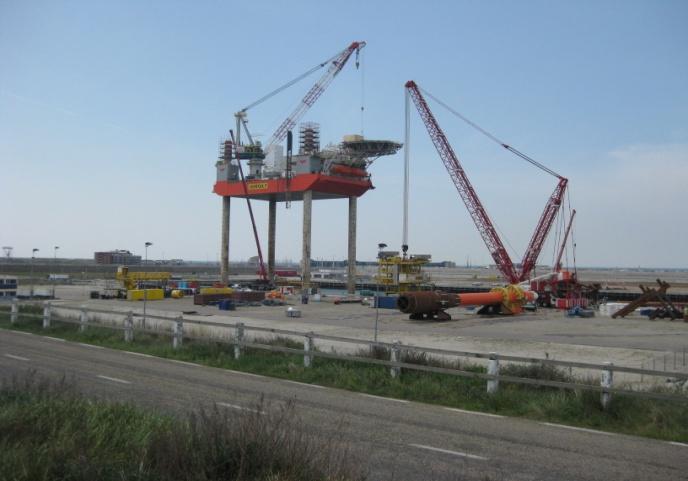 Omstandigheden Seafox 7 ligt tijdens werkzaamheden in de haven van IJmuiden.