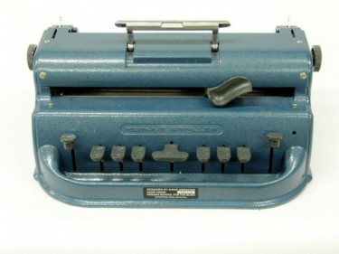 COMMUNICATIE Brailleschrijfmachines 020000035 Perkins standaard. Mechanische brailleschrijfmachine met bewegende printknop, max. papierbreedte 29 cm (42 lettertekens/lijn), intrekbare handgreep.