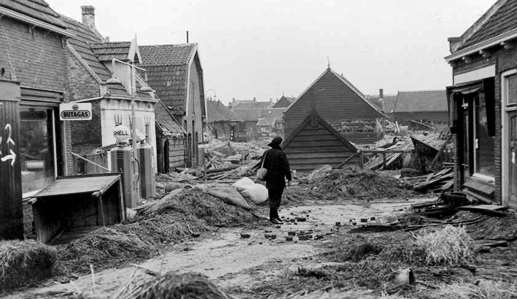 Noordstraat Nieuwerkerk (Dvl.) Door Wim Kesteloo. Foto Stolk 1953. We gaan weer uit van de kaart met de nummers die Huib Kesteloo gemaakt heeft van de situatie vóór 1 feb. 1953. 121 122 A-81 Marinus van der Wielen.