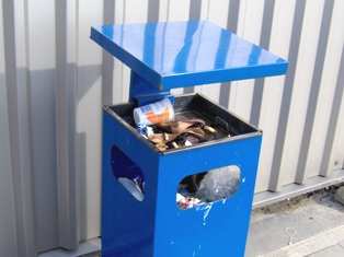 11. Afvalverwerking Afvalverwerking dient bij voorkeur afgesloten te gebeuren. Fruitafval in de open afvalbak op het parkeerdek trekt onnodig plaagdieren aan.