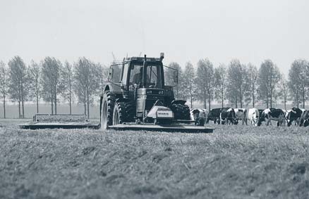 De loonwerker kan een melkveehouder werk uit handen nemen. de beschikbare middelen flink drukken.