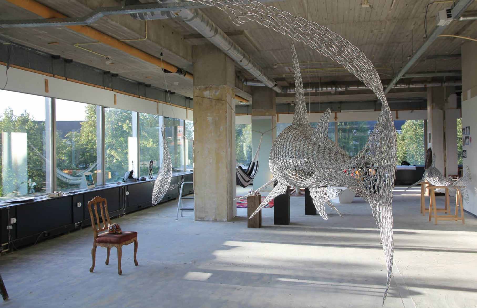 Vincent Mock Hooked on life In zijn Amsterdamse atelier creëert Vincent Mock levensgrote sculpturen van bedreigde zeedieren, een opgeblazen molecuul die onze spiritualiteit reflecteert, de gouden