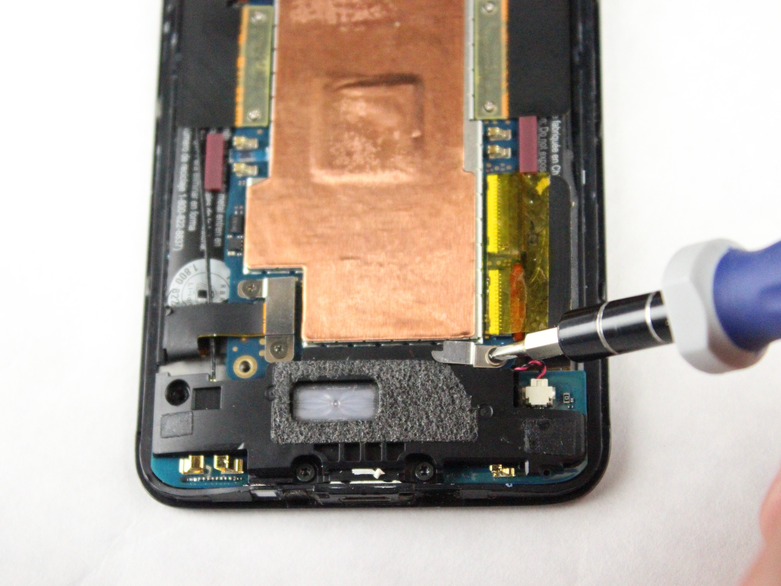 HTC Droid DNA Micro-USB-poort Vervanging Stap 7 Draai de telefoon 90 graden naar rechts, zodat de onderkant van de telefoon naar u toe.