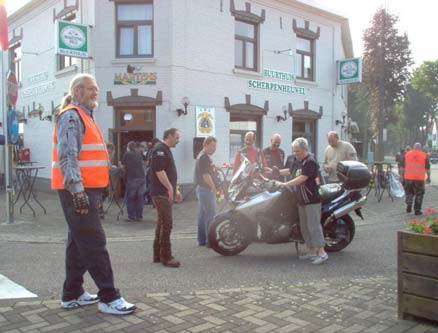 Normaal gezien zagen we iedereen nog eens terug op het tuinfeestje in mei. Helaas gooide het slechte weer heel wat roet (of beter gezegd water) in het eten. Ons tuinfeest kon niet doorgaan.