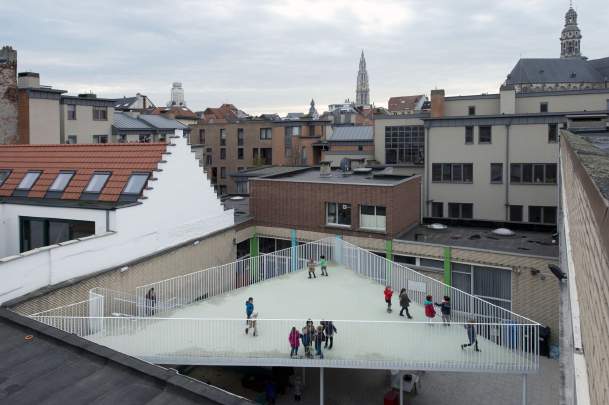 Case 1: Buitenspeelklas (De Spreeuwen, Mechelen) Een renovatie- en uitbreidingsproject gaf deze school een buitenspeelklas, die omschreven wordt als het collectieve hart van deze school, een plek van