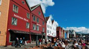 BER07 BEZIENSWAARDIGHEDEN PER BUS IN BERGEN (2 UUR) PANORAMISCHE RONDRIT Tijdens deze excursie verkent u Bergen per bus. Deze Noorse stad was tot 1830 de grootste stad van Noorwegen.