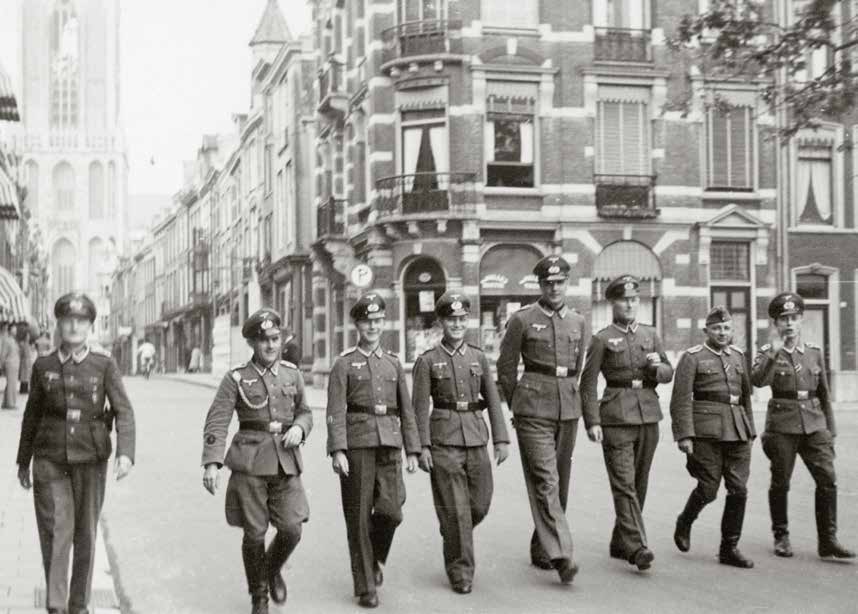 Soldaten op Mariaplaats Duitse soldaten, kuierend van de Zadelstraat naar de Mariaplaats.